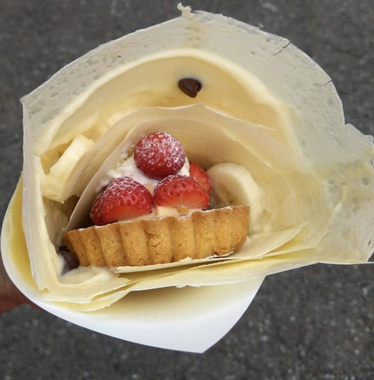 クレープに巻かれたタルトケーキ