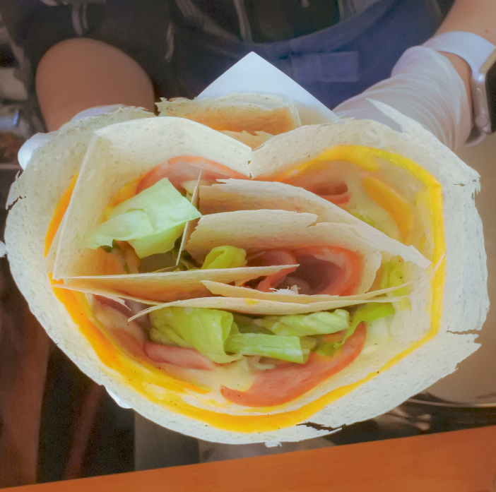 COTORIDOのパリパリ薄皮クレープ生地のクローズアップ写真。薄さがよくわかる。